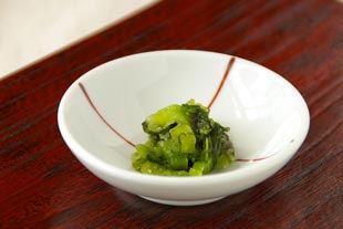 砥部焼・梅山窯 豆小皿(ふうしゃ)に青菜を