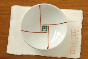 砥部焼・梅山窯 豆小皿(ふうしゃ)をはがきと比較して