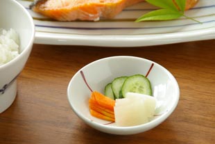 砥部焼・梅山窯 豆小皿(ふうしゃ)に漬物を
