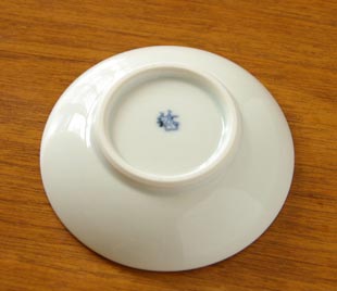 砥部焼・梅山窯 豆小皿(ふうしゃ)の底面