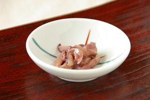 砥部焼　豆小皿（はなび）に塩辛を