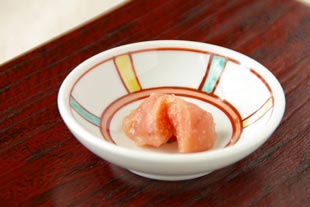 砥部焼･梅山窯　豆小皿（まんげきょう）に明太子を