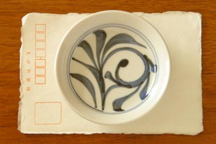 砥部焼・梅山窯　からくさの小皿をはがきと比較して