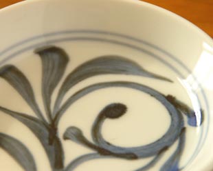 砥部焼・梅山窯　からくさの小皿の絵付け