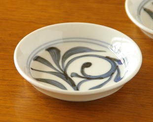 梅山窯　からくさの小皿