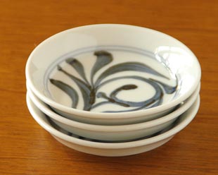 砥部焼・梅山窯　からくさの小皿を重ねて