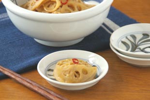 砥部焼・梅山窯　からくさの小皿にきんぴらを