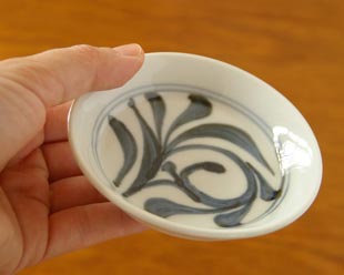 砥部焼・梅山窯　からくさの小皿を手に持って