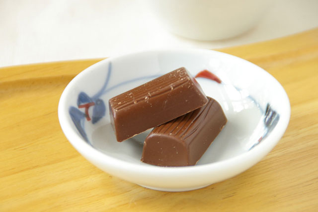和食器・砥部焼　豆小皿（みつ葉）にチョコレートを