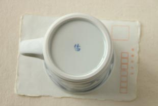砥部焼　からくさのマグカップをはがきと比較して