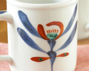 砥部焼・梅山窯　あか花のマグカップの絵付け