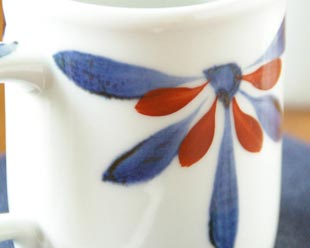 砥部焼・梅山窯　花もようのマグカップの絵付け