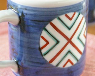 砥部焼・梅山窯　丸まどのマグカップの絵付け