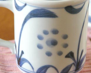 砥部焼・梅山窯　太陽柄のマグカップの絵付け