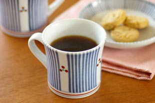 梅山窯 とくさみつ紋のマグカップにコーヒーを入れて