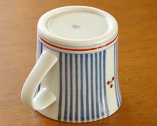 砥部焼・梅山窯 とくさみつ紋のマグカップを伏せたところ