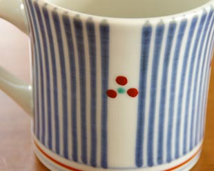 砥部焼・梅山窯 とくさみつ紋のマグカップの絵付け