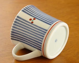砥部焼・梅山窯 とくさみつ紋のマグカップを横にして