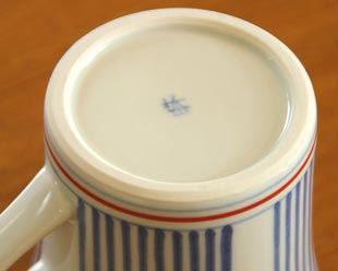 砥部焼・梅山窯 とくさみつ紋のマグカップの底面