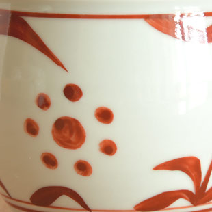 砥部焼・梅山窯　赤太陽の丸ミクルカップの絵付け