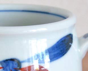 砥部焼・梅山窯　ごす赤菊の丸ミルクカップの縁