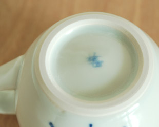 砥部焼・梅山窯　ひまわりの丸ミルクカップの窯印