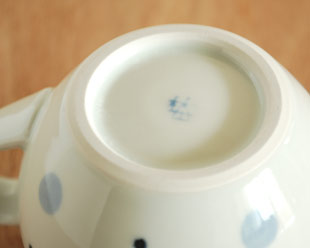 砥部焼・梅山窯　みずたまの丸ミルクカップの窯印