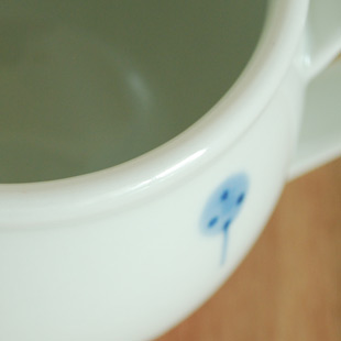 砥部焼・梅山窯　たんぽぽの丸ミルクカップの縁部分