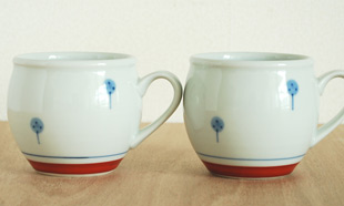 砥部焼・梅山窯　たんぽぽの丸ミルクカップを絵柄の比較