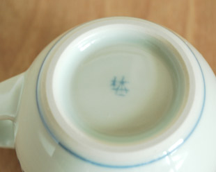 砥部焼・梅山窯　とくさ柄のミルクカップの窯印