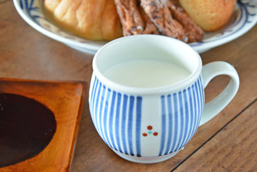 梅山窯　とくさみつ紋の丸ミルクカップにミルクを