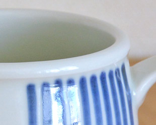 砥部焼・梅山窯　とくさみつ紋の丸ミルクカップの縁部分