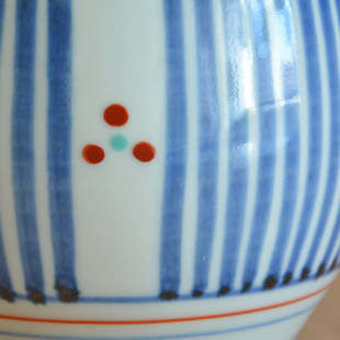 砥部焼・梅山窯　とくさみつ紋の丸ミルクカップの絵付け