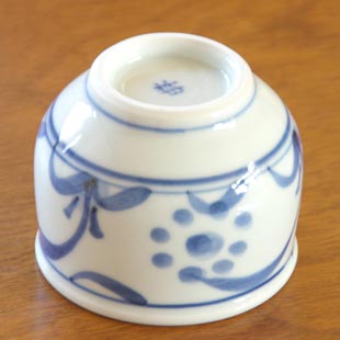 砥部焼・梅山窯　太陽柄の玉ぶち湯呑を伏せたところ