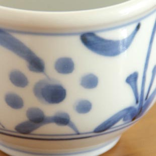 砥部焼・梅山窯　太陽柄の玉ぶち湯呑の絵付け