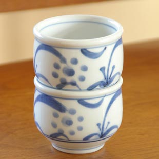 砥部焼・梅山窯　太陽柄の玉ぶち湯呑を重ねて。