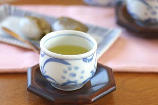 砥部焼・梅山窯　太陽柄の玉ぶち湯呑に緑茶を入れて