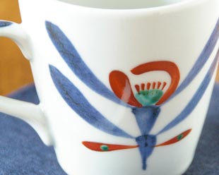 砥部焼・梅山窯　あか花のモーニングカップの絵付け