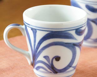 砥部焼　からくさのモーニングカップ