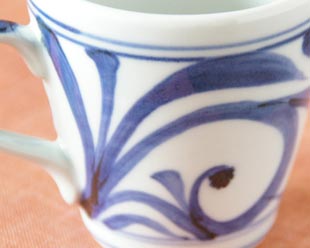 砥部焼・梅山窯　からくさのモーニングカップの絵付け