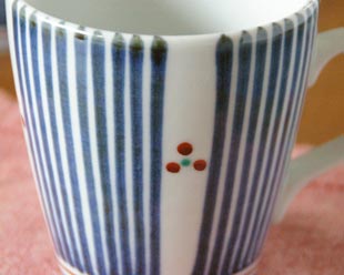 砥部焼・梅山窯　とくさみつ紋のモーニングカップの絵付け