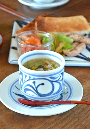 砥部焼・梅山窯　からくさの茶碗蒸しにスープを