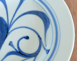 砥部焼・梅山窯　からくさの茶碗蒸しの受け皿