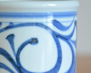 砥部焼・梅山窯　からくさの茶碗蒸しの絵付け