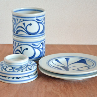 砥部焼・梅山窯　からくさの茶碗蒸しを重ねて