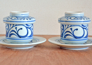 砥部焼・梅山窯　からくさの茶碗蒸しを並べて