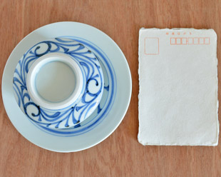 砥部焼・梅山窯　からくさの茶碗蒸しをはがきと比較して