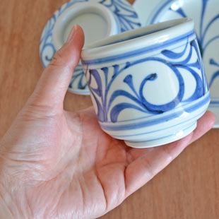 砥部焼・梅山窯　からくさの茶碗蒸しを手に持って