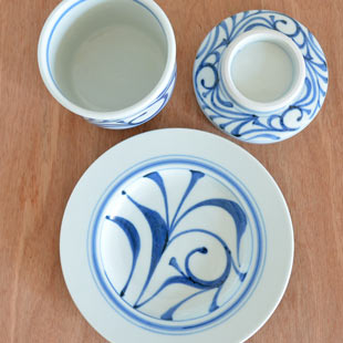 砥部焼・梅山窯　からくさの茶碗蒸しを上から見て