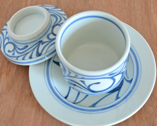 砥部焼・梅山窯　からくさの茶碗蒸しの中